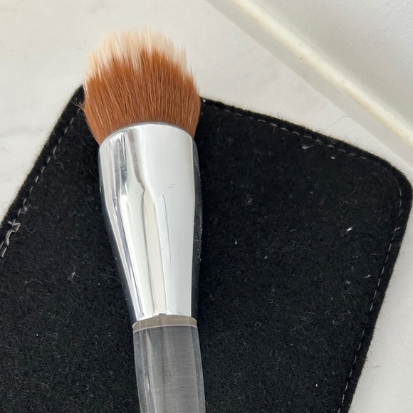 Clinique Foundation Buff Brush - Picture 1 of 2